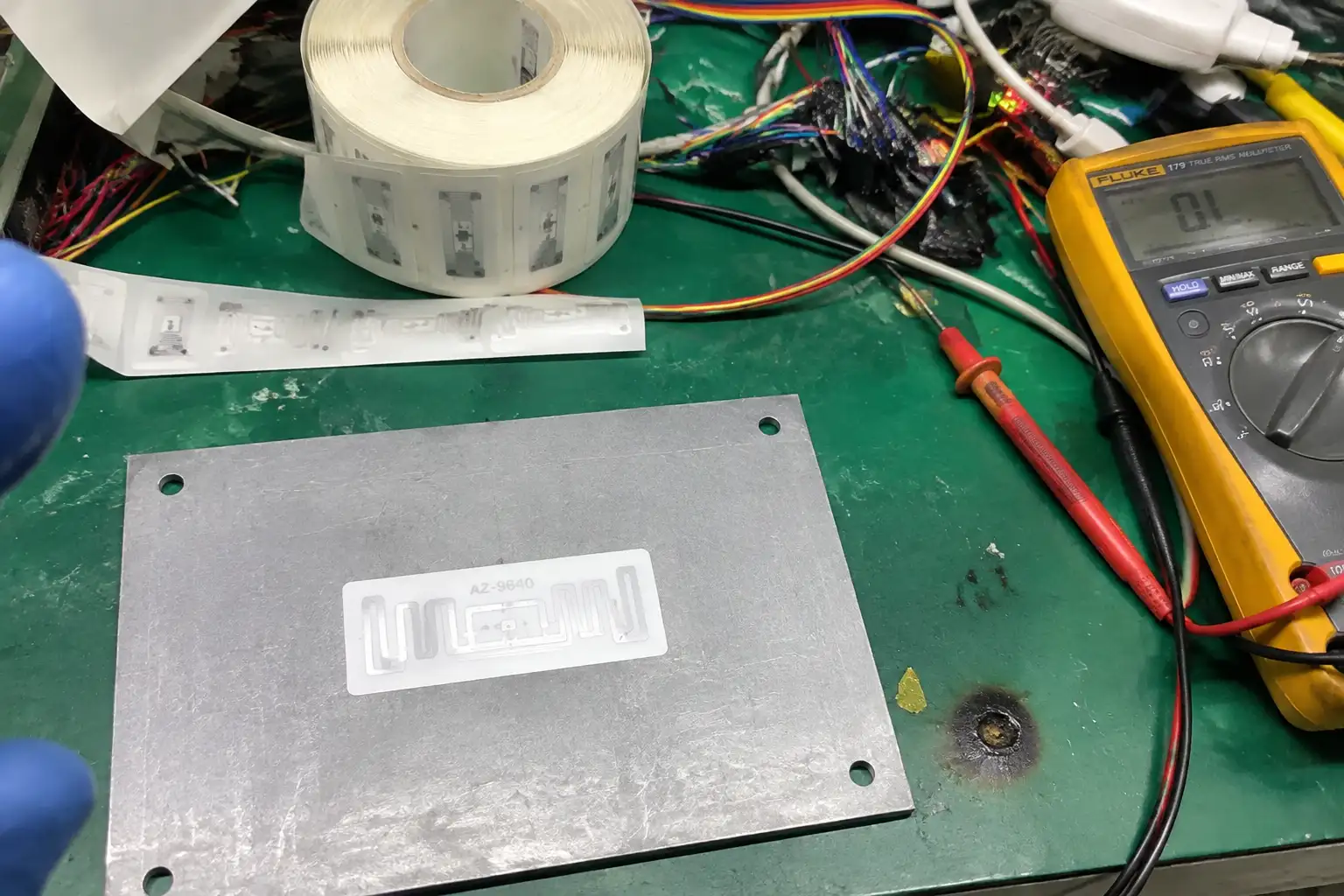 Fongwah UHF RFID reader scanning a passive tag on a pallet near a dock door for supply chain tracking.