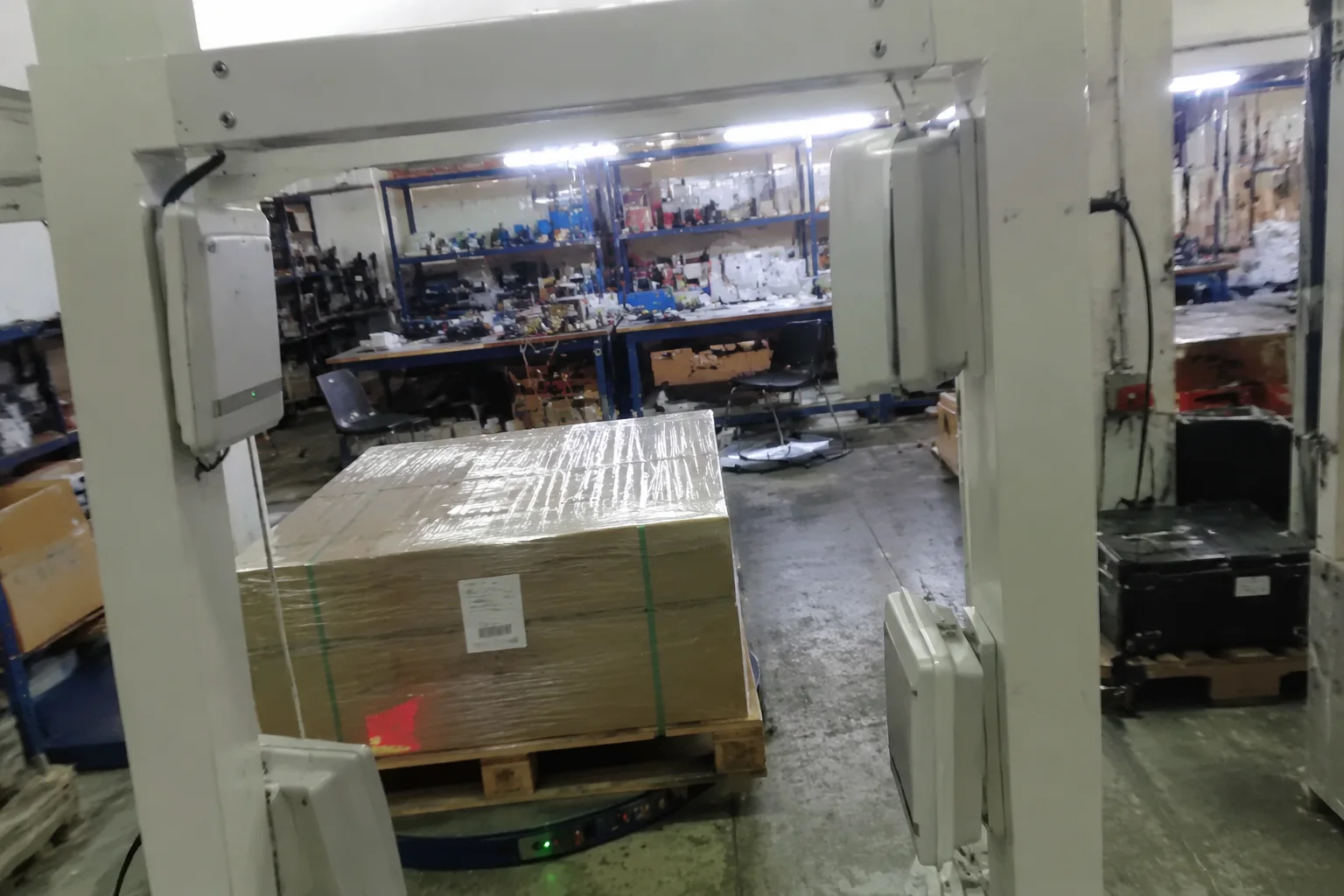 UHF RFID reader scanning a passive tag on a pallet near a dock door for supply chain tracking.