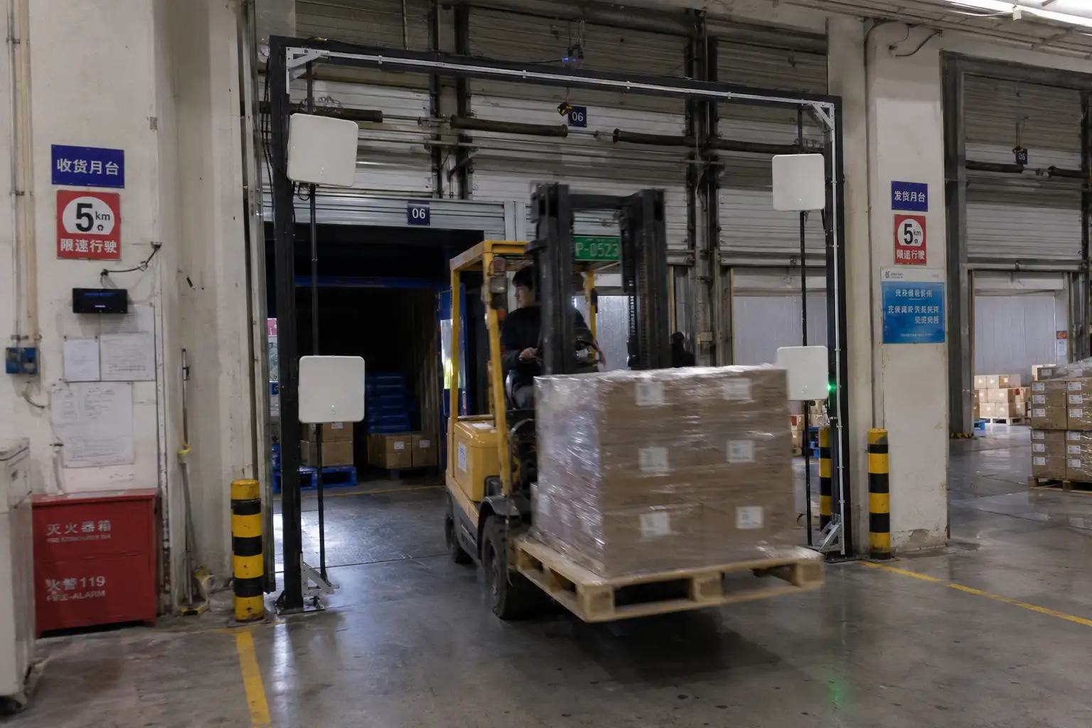 RFID portal in a warehouse dock door