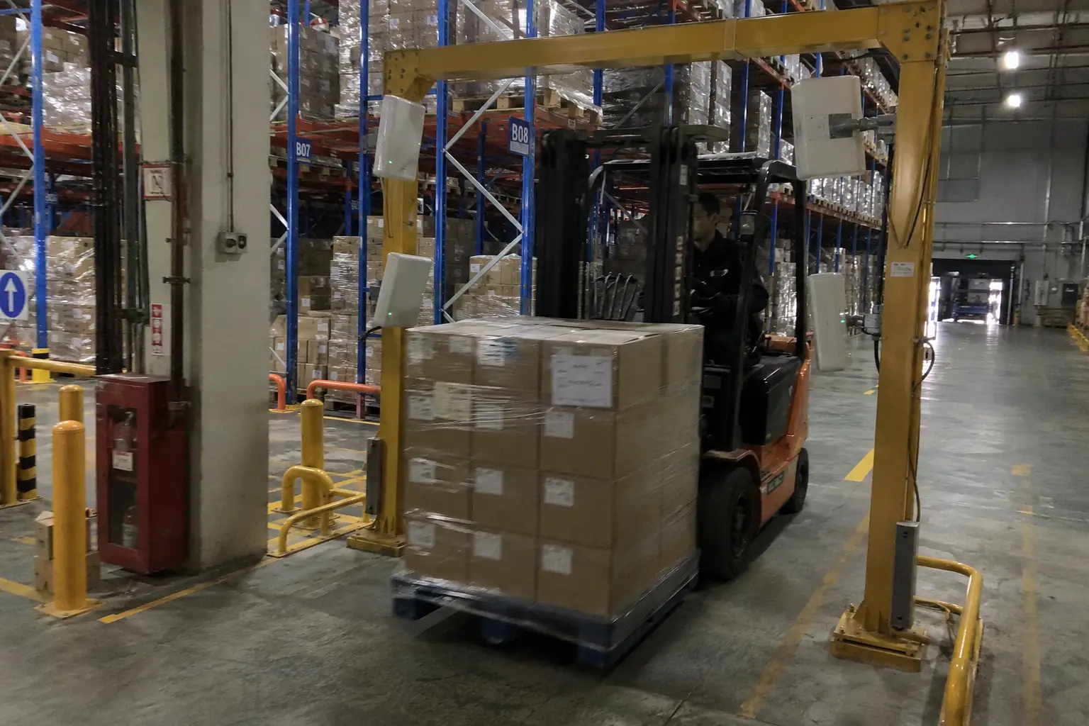RFID reader scanning warehouse boxes on a pallet