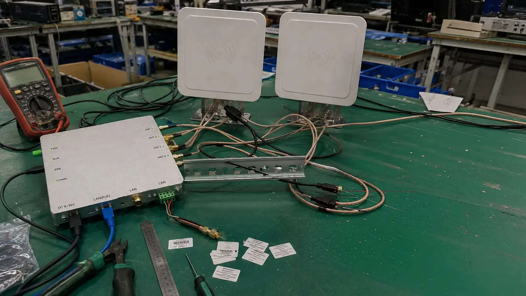 Comprehensive showcase of Fongwah high-performance 4-port UHF RFID fixed readers, directional panel antennas, and edge IoT gateway on a warehouse test bench.