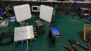 Comprehensive showcase of Fongwah 4-port industrial UHF RFID readers, patch antennas, and edge controllers on an engineering workbench.