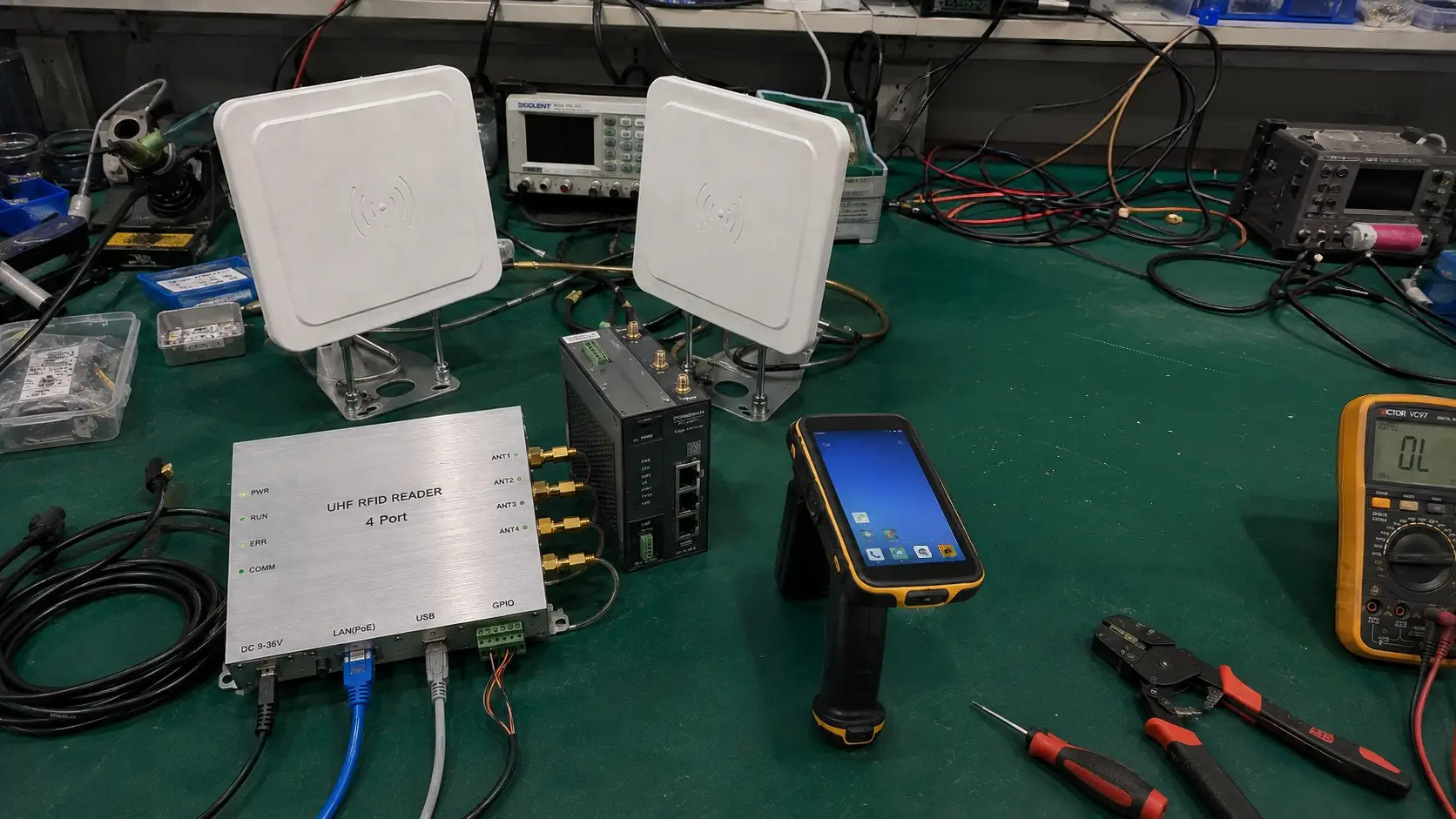 Comprehensive showcase of Fongwah 4-port industrial UHF RFID readers, patch antennas, and edge controllers on an engineering workbench.