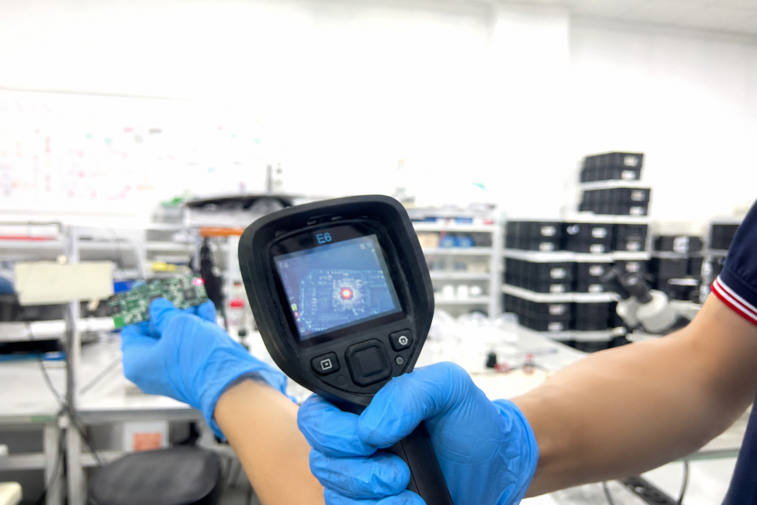 Thermal image of a handheld device showing a red-hot spot where the RFID module is located