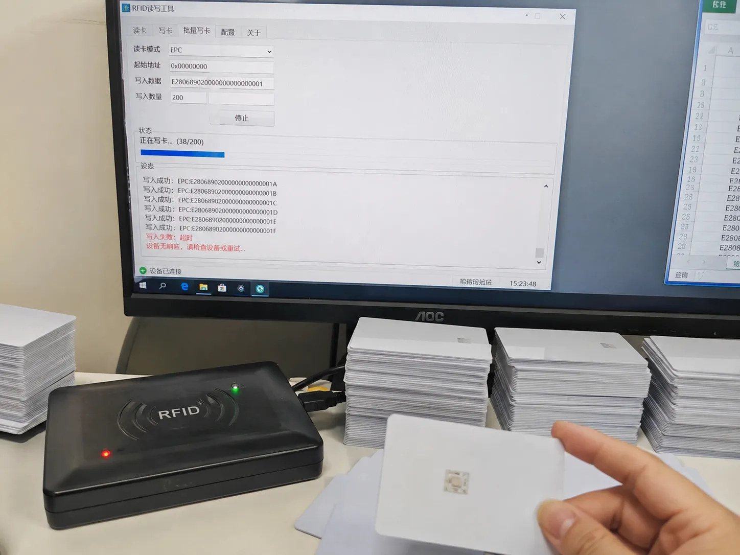 desktop RFID reader showing a system freeze or 'Not Responding' error during high-speed batch card writing on a laptop.