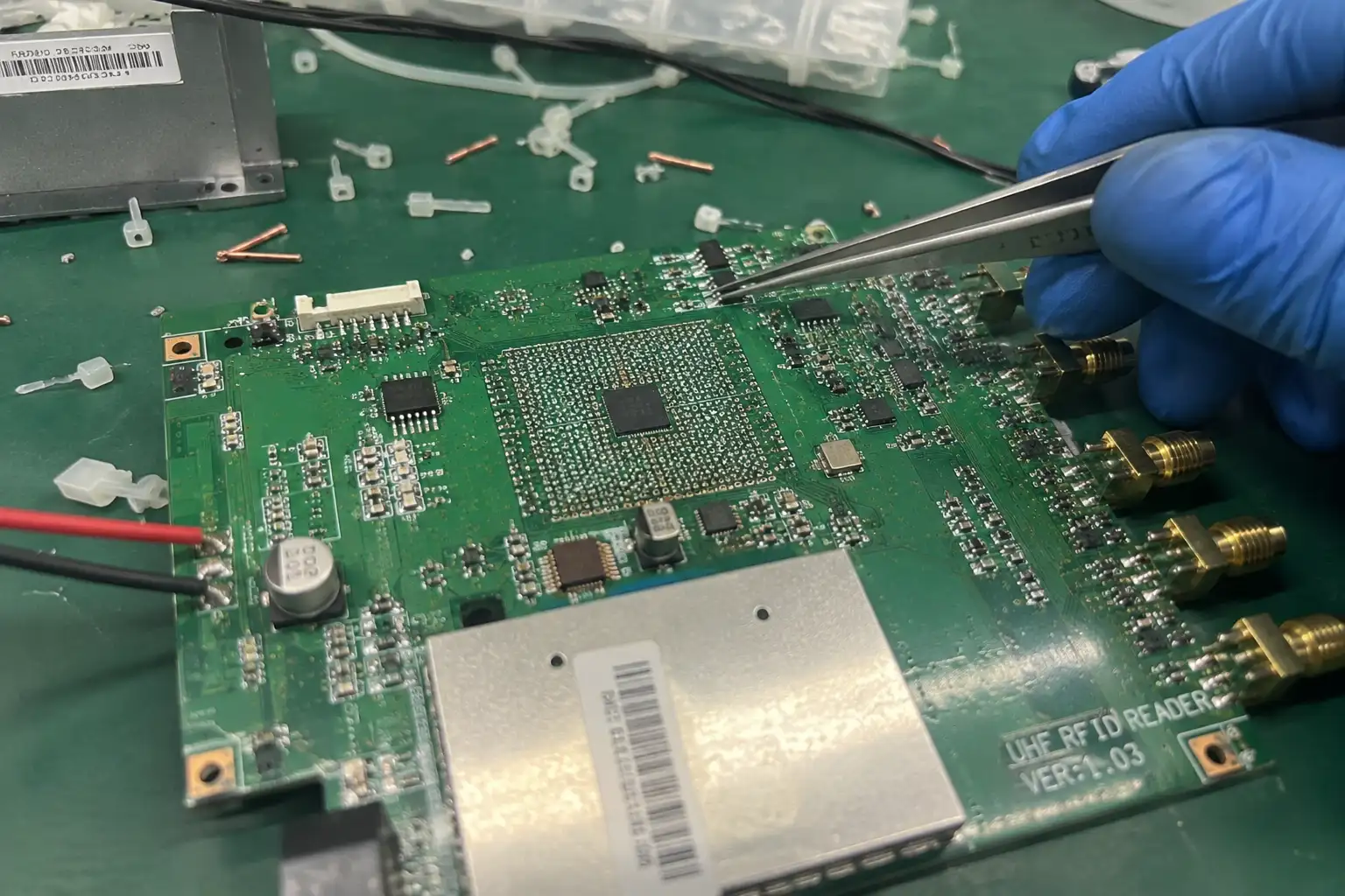 Side-by-side comparison of a basic RFID module PCB and a Fongwah module with advanced thermal design