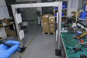 Fongwah high-power UHF RFID reader testing at portal gate diagnosing missed tags on high-density warehouse pallet.