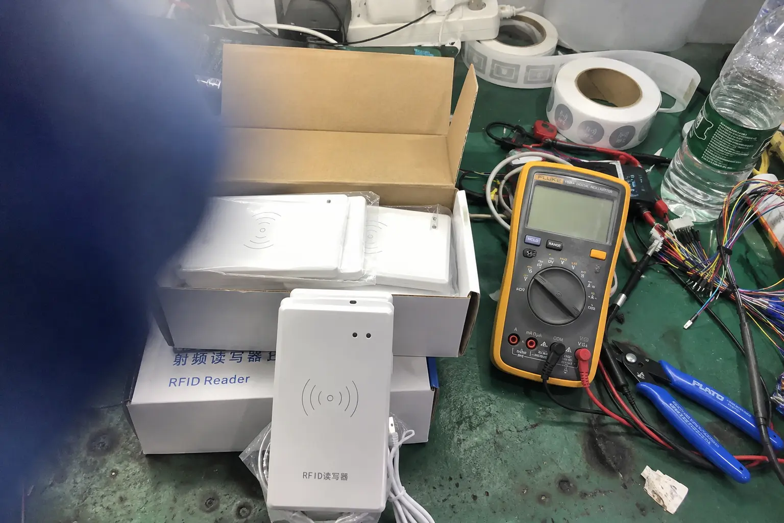 Fongwah RFID reader evaluation inside a Shenzhen electronics lab showing hardware defects and manual inspection.