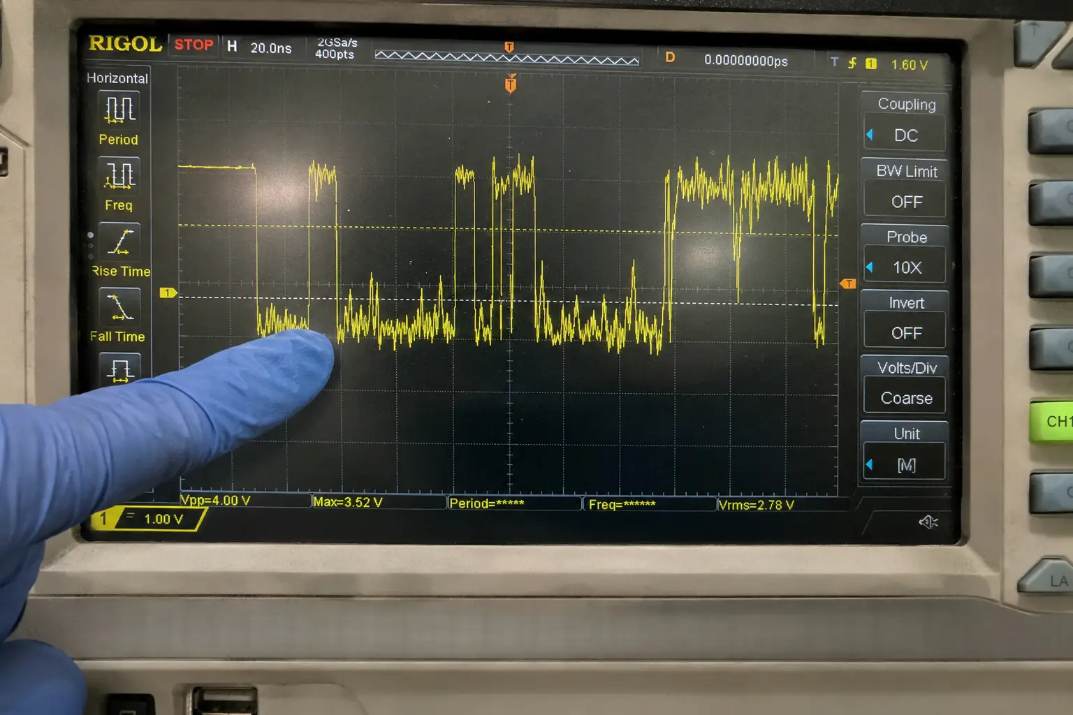 Oscilloscope waveform showing a floating TTL logic state in the invalid region