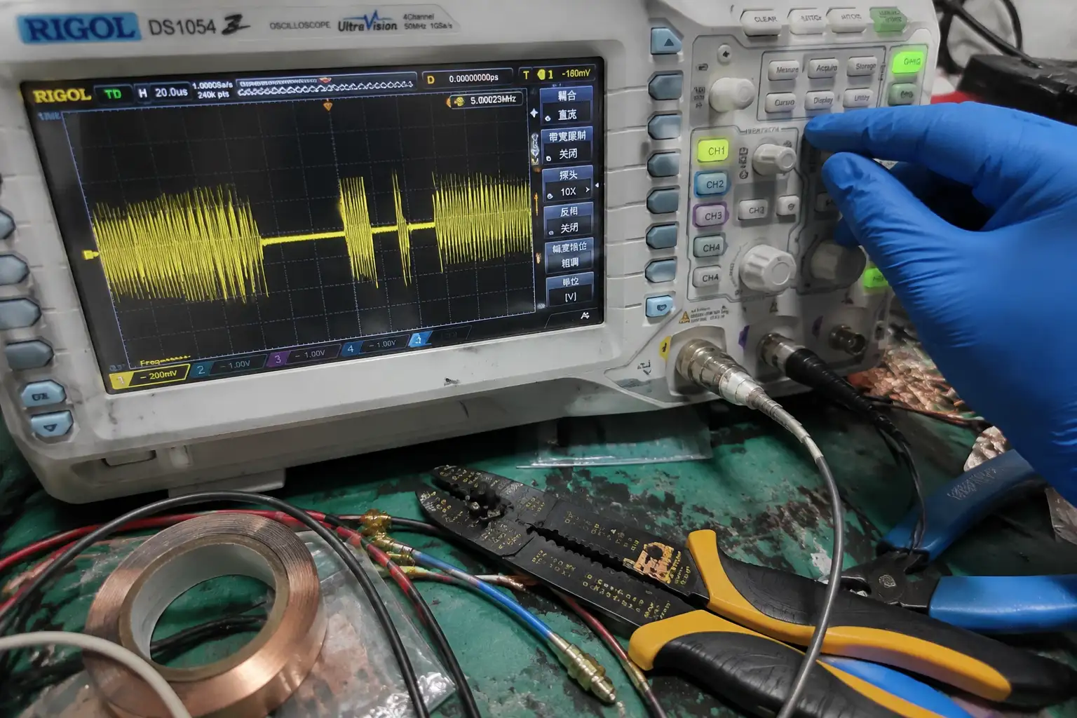 How a UHF RAIN RFID tag works: reader powers a battery-free tag via backscatter