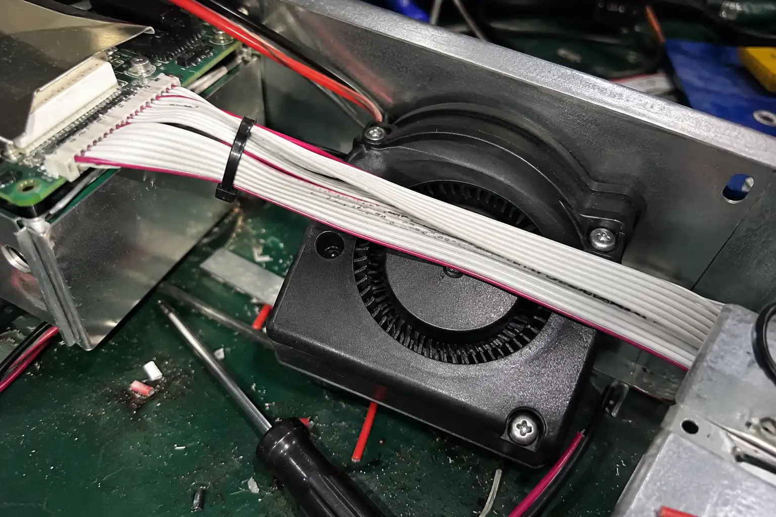 Diagram showing EMI from a fan interfering with an unshielded RFID module