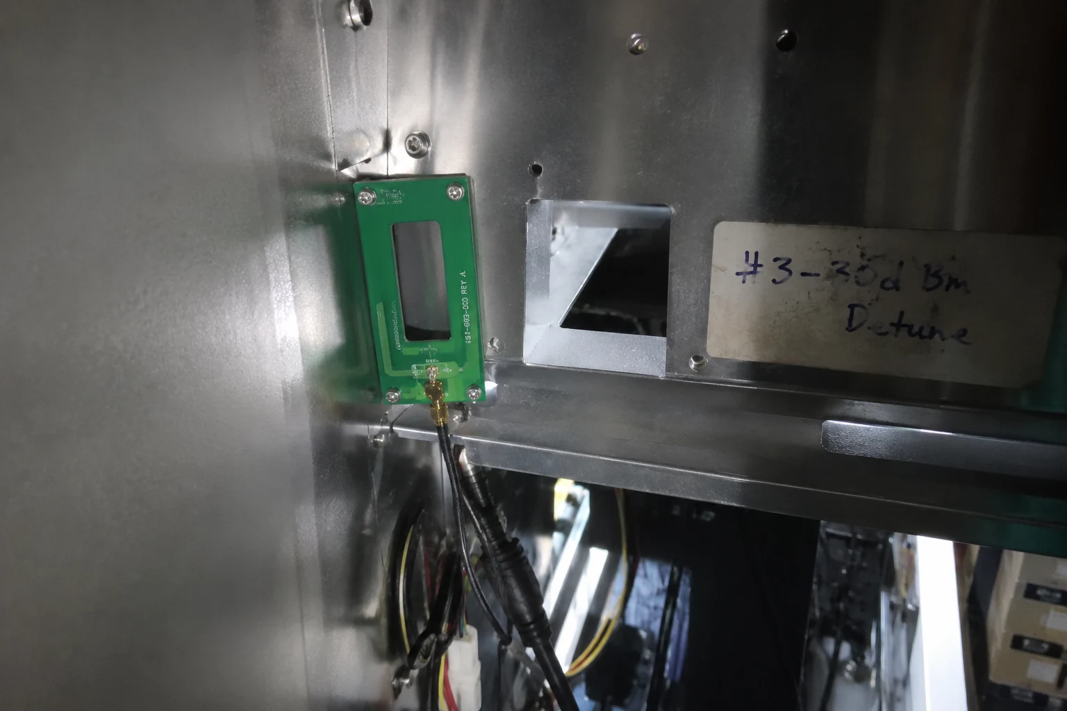 Illustration of stray capacitance between an RFID antenna and a metal chassis